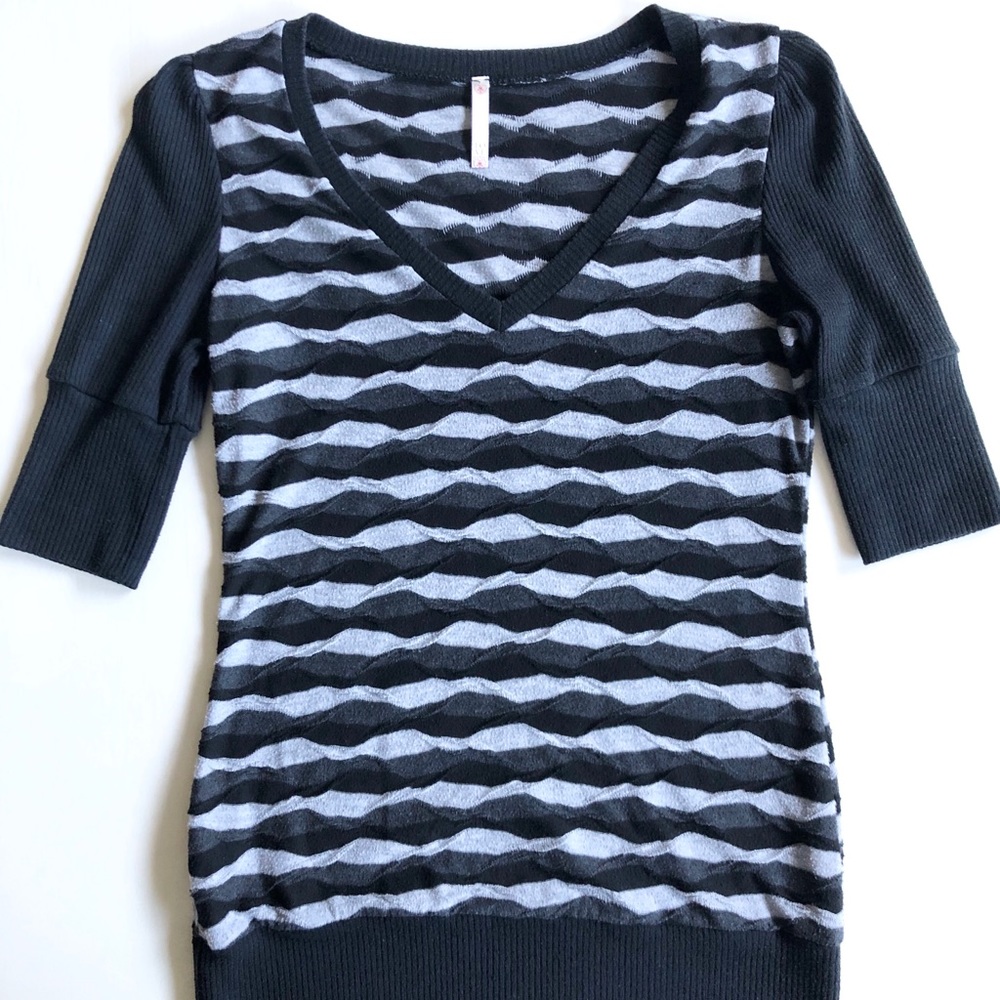 Black/Gray Stripped V-neck 1/2 Puffed Sleeve Top S